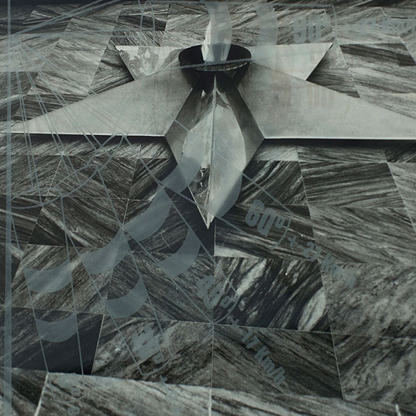 Detalles de los dibujos realizados sobre el vidrio.